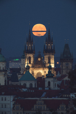 kenobi-wan-obi:  Full Hunter’s Moon over Tyn Church in Prague  “Yesterday’s full moon, shortly after sunset, rising over the illuminated Tyn Church in the Old Town. Right in time for Halloween! One of my favorite angles to watch the moonrise from.”