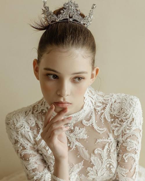 thecutiecollective:Masha Domnenko 💚IG: Mariia_DomnenkoNow with Platinum Models