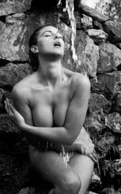 blancogrisesynegro:  #Monica Bellucci #photoshopexpress #De color a blanco y negro