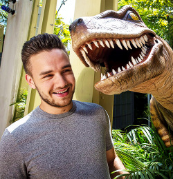mr-styles:  The One Direction star made a friend at Universal Studios Orlando on the 4th of July. Where’s Chris Pratt?! x  I want a dino with a side of happy Liam.