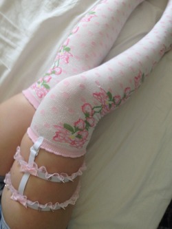 tsundeire:  The garter matches my socks perfectly!!