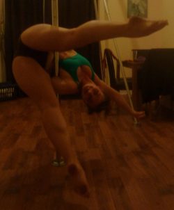 sariafenix:  the-crane-dance:  Got my elbow grip meathook! So happy about this, cause apparently its a level 6 move! Eek! Surprisingly good grip once you’re there though.  I trained for 2 hours with my friend tonight, which was fantastic, though I’m