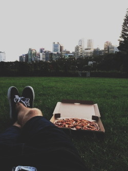 blowsive:  relaxing pizza chills i had tonight 
