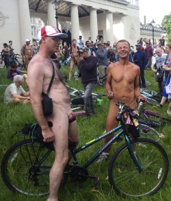 son-wants-dad:  World Naked Bike Ride London (Angleterre) 2014