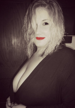 SexySarah90 showing off some cleavage in this selective color black and white.