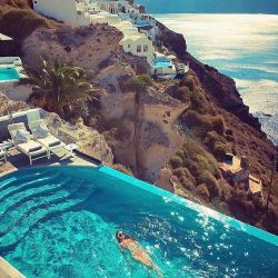 destinosin:  Today’s Daily Escape is from #Santorini #Greece instagram.com/destinosin #Travel #DestinosIn @destinosin @bebobianchi  (en Santorini Greece)