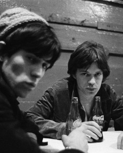 colecciones:Keith Richards and Mick Jagger sharing a coke, 1960s. Photo by Gered Mankowitz.