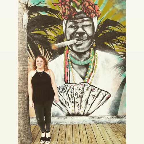 I was laughing at my best friend @loveallliieee but also that this Mural is on the main road and everyone was looking at us. 😂🐝🌴   #leighbeetravel  https://www.instagram.com/p/CL5LQDoszMm/?igshid=1vu1xp37ef9kk