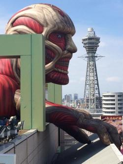 fuku-shuu:  A Colossal Titan balloon has been set up in the Naniwa-ku ward of Osaka as part of the SnK x Spa World launch! “Attack on Spapoo” was previously announced here!ETA: Added more images!ETA 2: Adding the installation video!