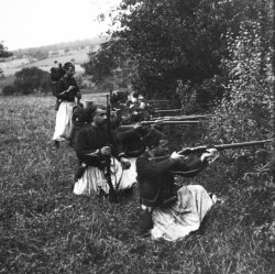 historicaltimes: French Colonial Zouaves Practise Rifle Maneuvers, 1909 via reddit 