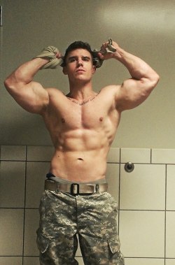 militarymencollection:  And a hello to mymilitaryboys. If you’re into boys in baseball caps, you should check out his other blog for a mix of nudes and not-so-nudes, but all wearing baseball caps: imacaliguy