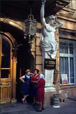 fuckingfreud:  Ukraine. Odessa. Ladies gather to gossip outside a hotel decorated with a nude female statue. 1982  Ian Berry