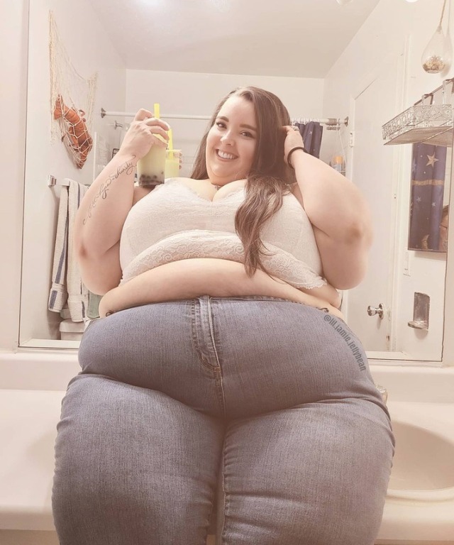 lovebigsofties:Those jeans are working overtime trying to hold everything in.JellyBelly BBW via StufferDB.com