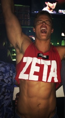 bubblebuttjocks:  texasfratboy:  damn, love this college boy’s sexy pits and hot tight stomach! i’m in love!   yasssss