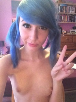 i-hate-the-beach:  Oh my god blue hair days :’) 