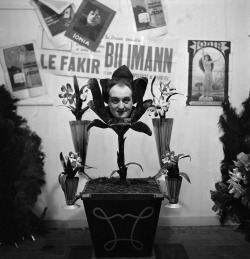 Gérard Landau - Pierre Tchernia chez un artisan de l'illusion, 1956.