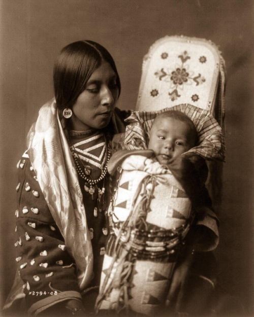 blondebrainpower:Mother and child, Apsaroka c. 1908