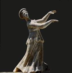 hellenismo:  Dancer. Terracotta from Tanagra, 5th century BC. Museo Archeologico Nazionale, Taranto, Italy. 