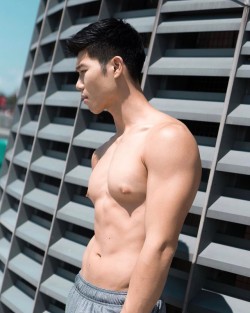 fuckyeahfuckstory:  sjiguy:  Hsin Chong is a rock climber with the perkiest nipples that I’d love to nibble on.  oh yum! really perky!