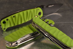 cuscadi:  Toxic green G10 with handmade grooved