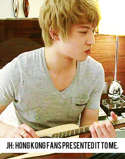 jjong-asm-blog:  Jonghyun with the guitar that HKBoice gave him 