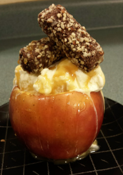 happyfatblog:  (via Baked Cinnamon Apples with Caramel Drizzle and Vanilla Ice Cream « ThatsWhyImFat) 