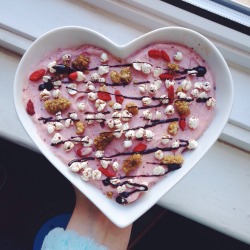eatclean–trainhard:  Cherry nice cream with puffed buckwheat, mulberries, goji berries and choc shot 🍒