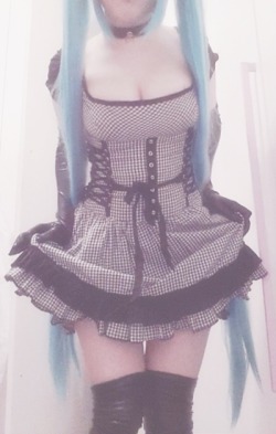 cute-hentaiunicorn:  Little maid here to serve you ♥