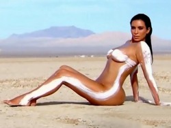 Lasmujeresmasbellas:  Kim Kardashian Solo Viste Pintura Corporal