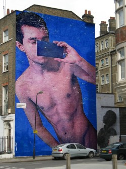 parvo:Street art in London“Young Man Taking Nudes in the Ocean, Artist unknown”