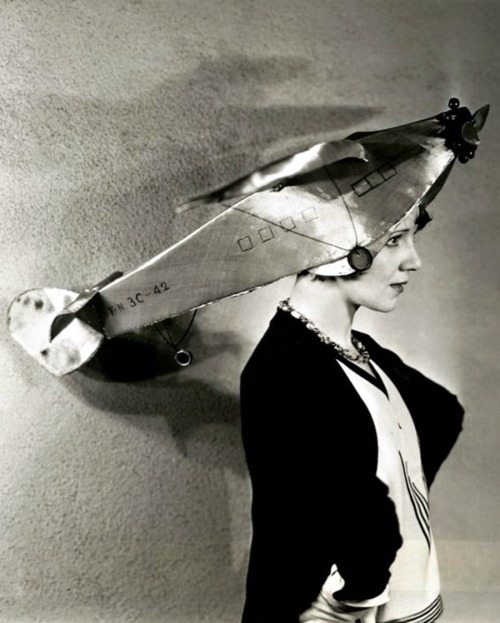 1 - Inez Courtney arbore un chapeau avion, Studio Culver, 1930.2 - Alice White et son chapeau avion, 1929.
