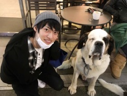 @yyua1993I met a very cute dog and I was allowed to take a photo. Thank you for looking at the camera! *laughs*