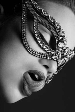 animainfumo:  nooneaaa:   visto che le maschere “tirano” ….ecco qua ;)  ma questa maschera è piu bellaaaaaaaaaa…. 