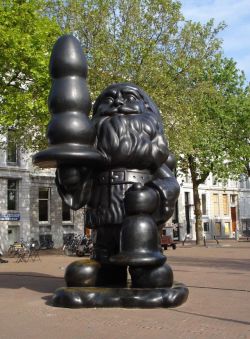 shizzler:  claimedjane:  i-will-wait-for-you-there:  the-doors-are-closed:  A real statue in Holland. Although it is a statue of Father Christmas, locals will call it butt plug gnome.  Ha!  @claimedjane  DYING!!!!  Bwahahahahahaha!!! 