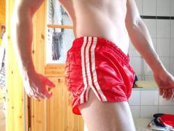 shinynylonshorts:  Any one wanna sale me these shiny shorts ;-)) let me know ;-)