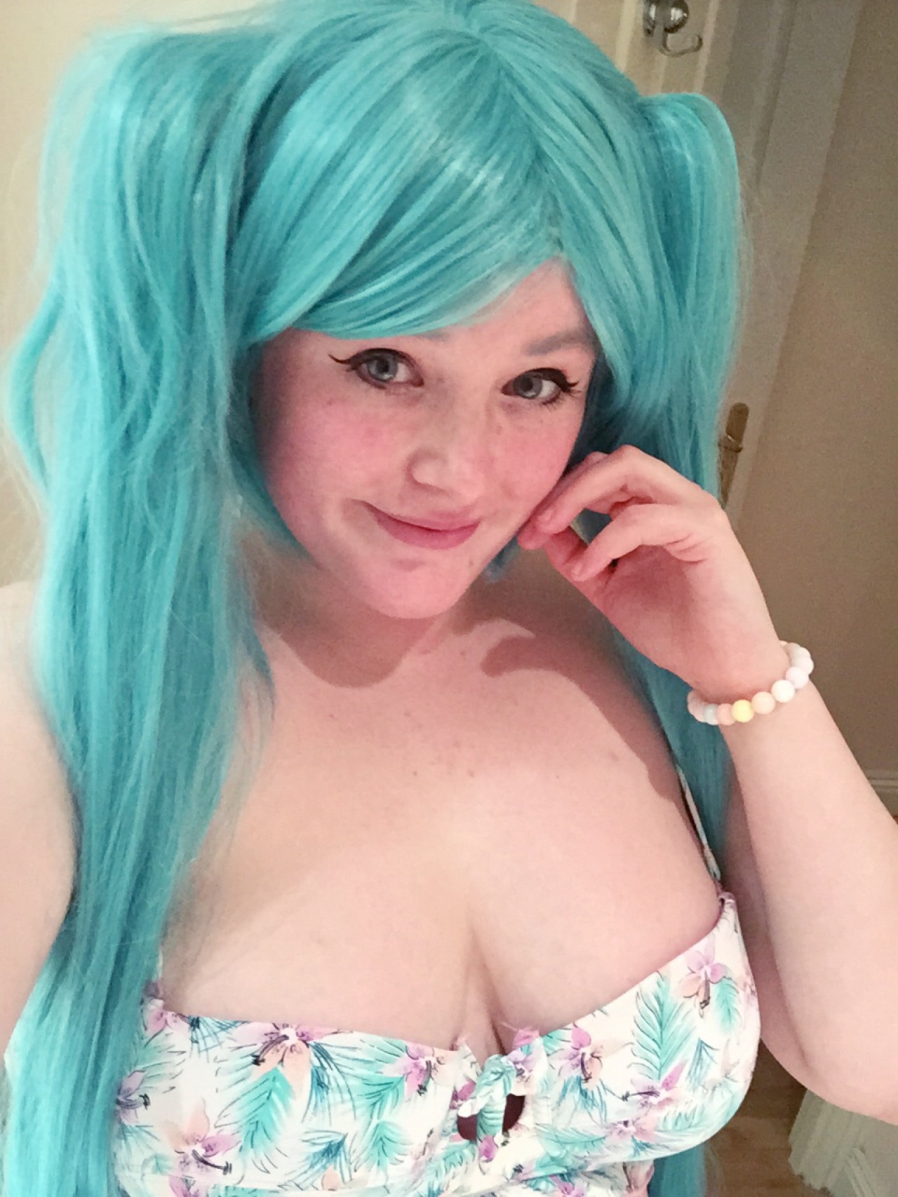 shanshan-by-design:  I played around in my friends wig as a Miku! Might cosplay her