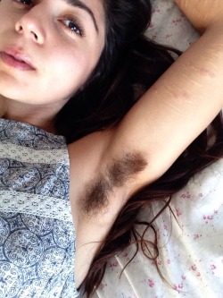 achselhaare: intoxifaded:  It’s officially been a year since I last shaved. I’ve been shaving since middle school, so when I first started growing out my hair, I thought the hairs on my armpit were cute… and then they kept growing until they were