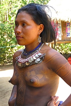 iseo58:Panama, Embera Puru Indian woman  © Rita Willaert