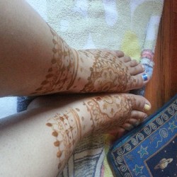 Feet #henna #weddinghenna #nycweddings #nyclesbians #fallweddings #latticework #love #loveher