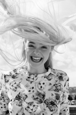 taylorswift:   Elle Fanning for Asos Magazine, July 2014.   There are SO many reasons why this is the cutest photo of all time.  Elle es de lo más bello que hay que en el mundo 