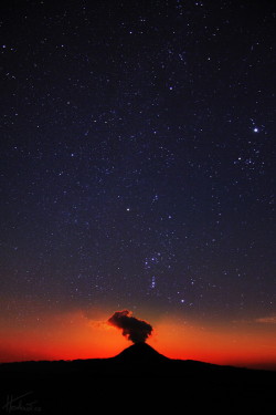 0mnis-e:  Volcano and Space, By Jan Hodac  Stupendo, si vede chiaramente il grande cacciatore Orione, le sue spalle (le stelle Bettelgeuse e Bellatrix), la sua cintura e la sua spada; davanti al suo arco il Toro, con il suo occhio fiammeggiante Aldebaran&