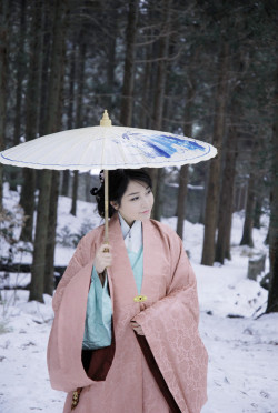 chinaism:  Hanfu (simplified Chinese: 汉服; traditional Chinese: 漢服; literally “Han clothing”), also known as Hanzhuang (漢裝) or Huafu (華服), is the traditional dress of the Han Chinese people. 