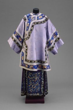 fuckyeahchinesefashion:  Chinese robe, coat, qipao in Metropolitan Museum of Art.