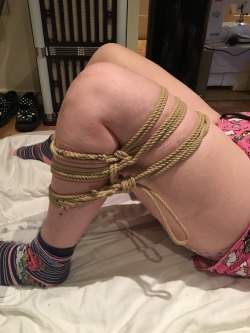 vert-climber:  Katie’s still recovering so we had a more gentle night on the ropes escapology… For a change wriggling was encouraged   With @cheeeky-peachy and @ropeboutique 