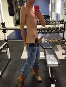 fill-me-up-blr:  Fuck me in the gym. 