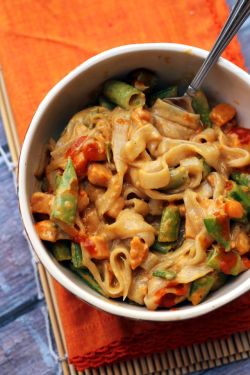 food-vegan:  Spicy Thai Peanut Vegetable Curry Noodles 