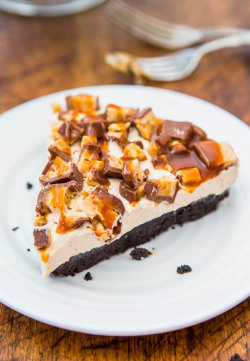 ilovedessert:  No-Bake Deep-Dish Peanut Butter Snickers Pie with Salted Caramel 