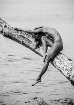beach-ball:  Cecilia, Sea Nymph, Nude in the Landscape (1 of 1) (di Vince Hemingson)