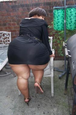 alliwantisbuttandbooty:        (____Y____)     Follow! One and only alliwantisbuttandbooty.tumblr.com/  OMG !!!! The Only THing Missing From Her HUge Ass And Suoer Thick THighs Is My Face Buried In it !!!!!!