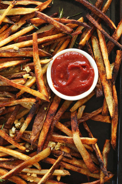 verticalfood: Crispy Baked Garlic Matchstick Fries (by Minimalist Baker) 